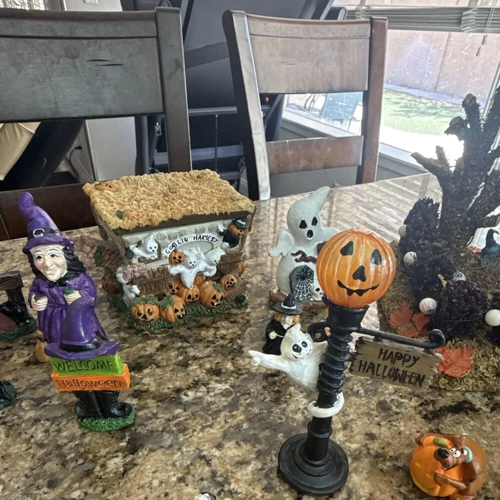 Lot Halloween Mini Figurine Set w/ Lighted Pumpkin, Witch, Ghost, Vampire.